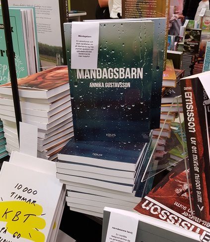 Boken Måndagsbarn på bokmässan i Göteborg tillsammans med andra böcker