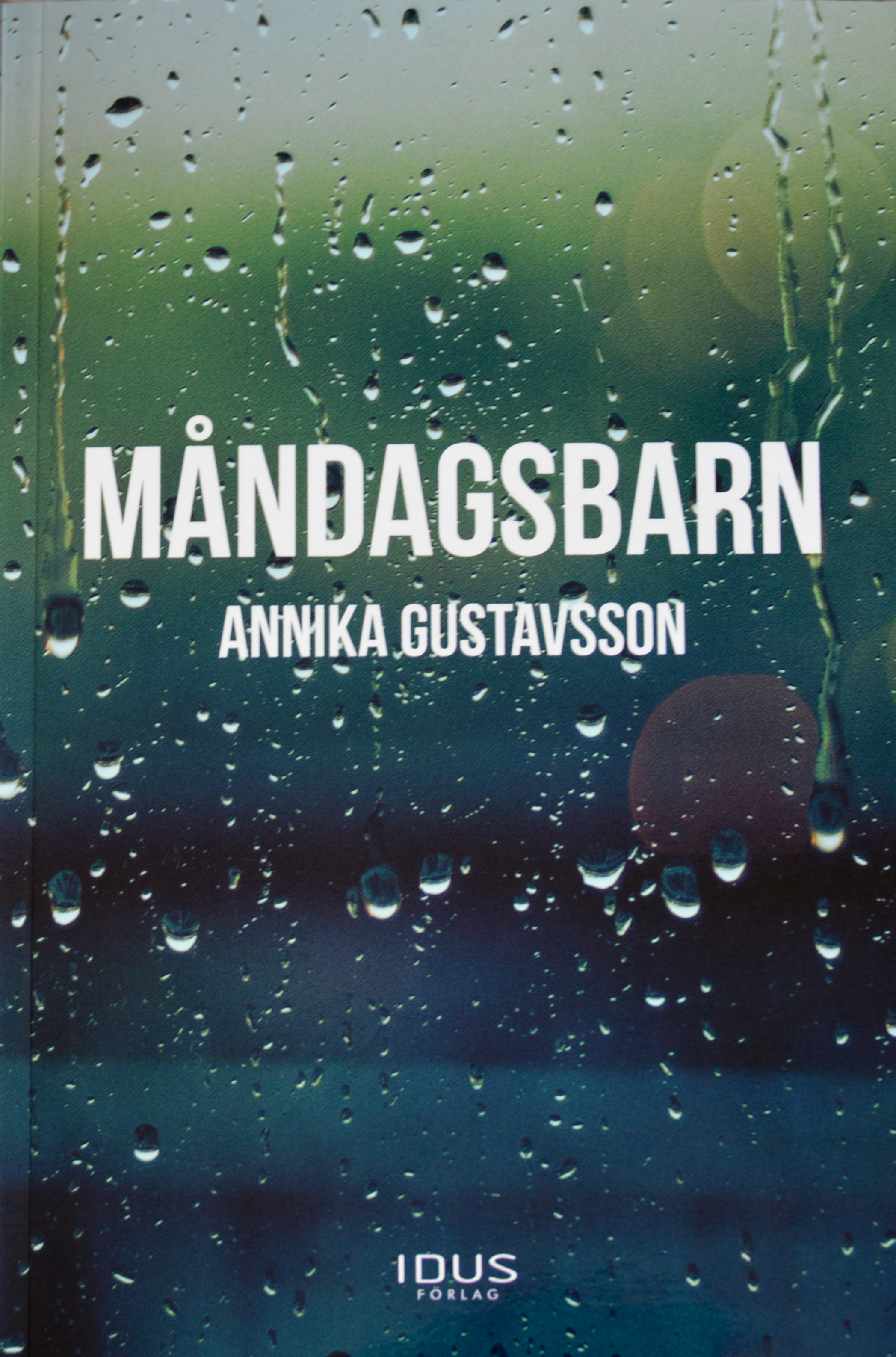 Boken Måndagsbarn, författare Annika Gustavsson, debutbok, utgivningsår 2017, om psykisk ohälsa