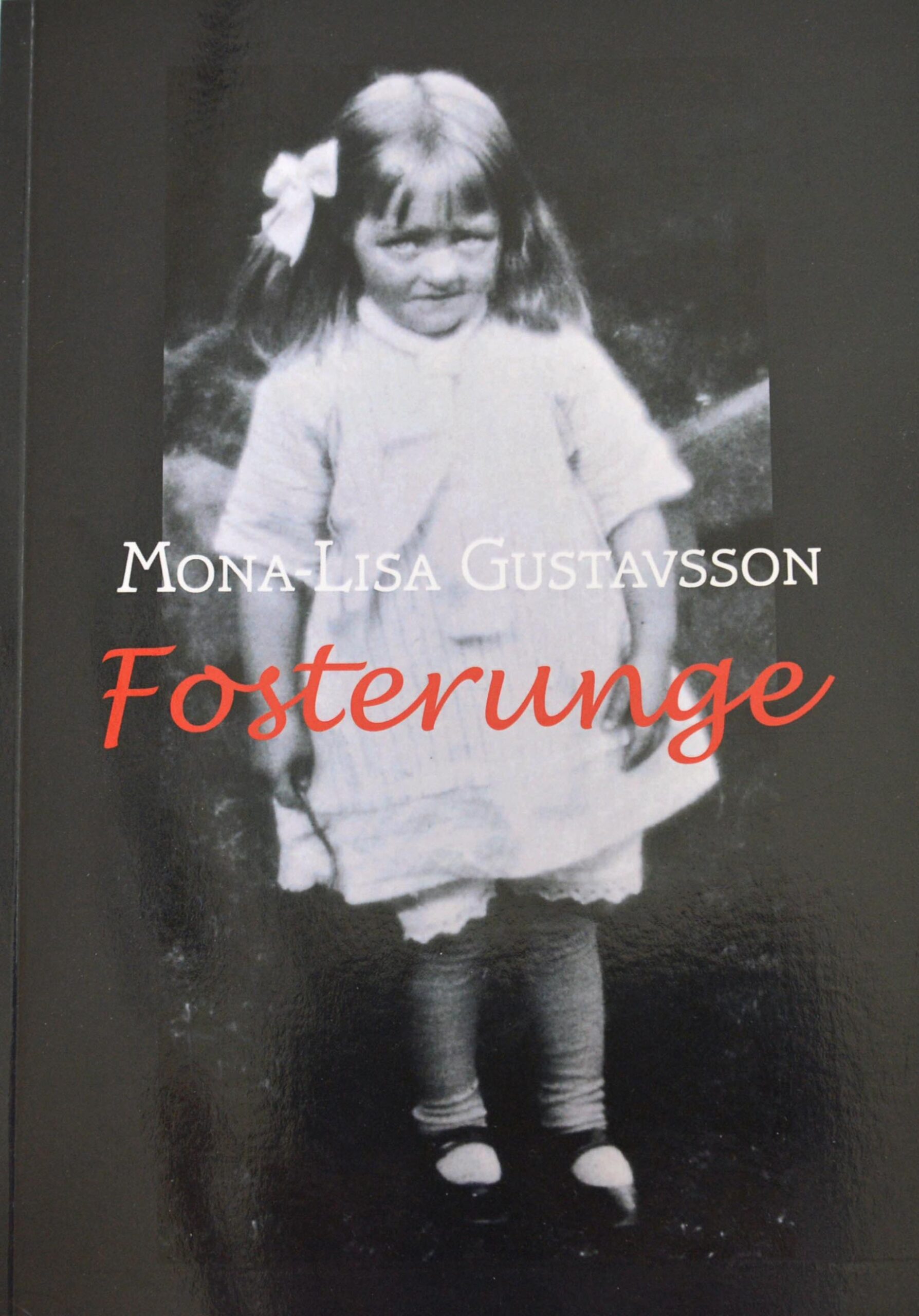 Boken Fosterunge, författare 95-åriga Mona-Lisa Gustavsson, Uggleskytten förlag, utgivningsår 2021, om att vara fosterunge 