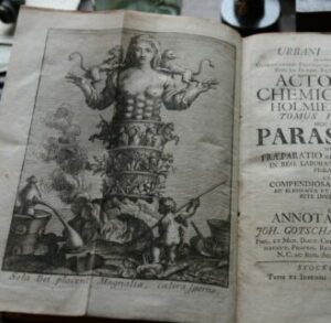 Uppslag ur läkarbok och kemi från 1700-talet, i boken nämns Paracelsus och alkemins principer